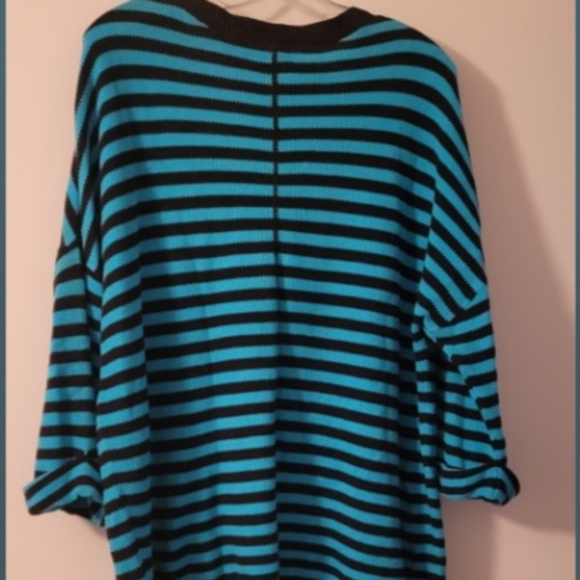 Blue/Black XL sweater - Picture 2 of 2